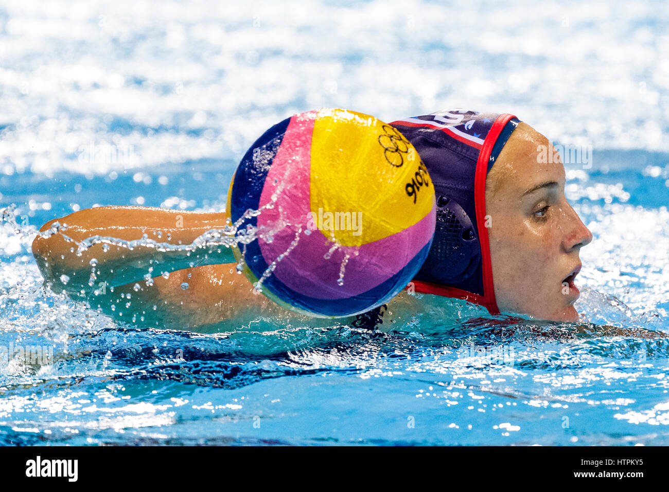 Rio De Janeiro, Brasilien. 18. August 2016 konkurriert Makenzie Fischer (USA) in der Frauen-Wasserball-Match vs. Ungarn bei den Olympischen Sommerspielen 2016. © Stockfoto