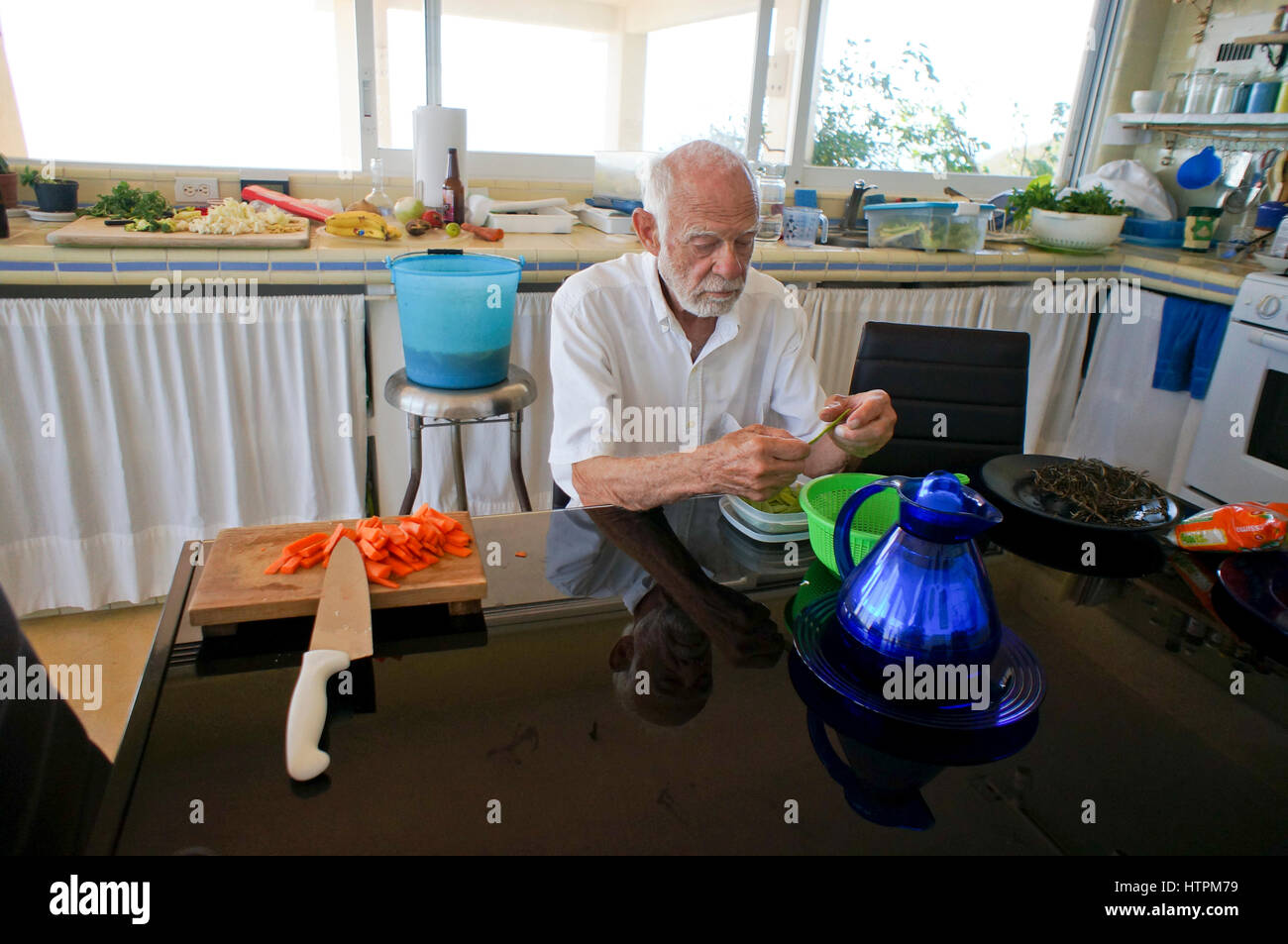 älterer Mann in Küche Stockfoto