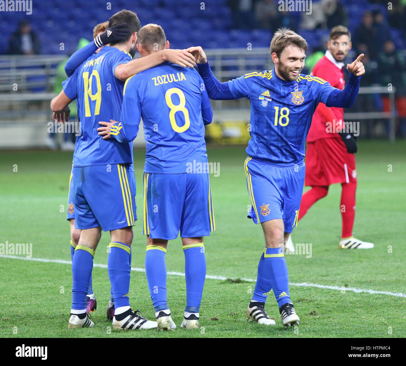 Charkiw, Ukraine - 15. November 2016: Ukrainische Fußballer reagieren, nachdem ein Tor beim Freundschaftsspiel gegen Serbien im Metalist Stadium in Khar Stockfoto