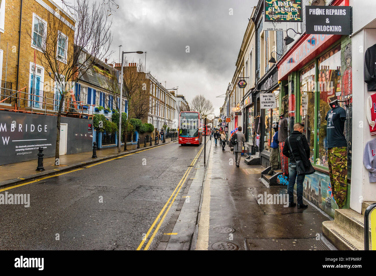 Tante-Emma-Laden und schönen bunten Häuser in der berühmten Notting Hill gegen ein bewölkter Himmel. London, Vereinigtes Königreich. Stockfoto