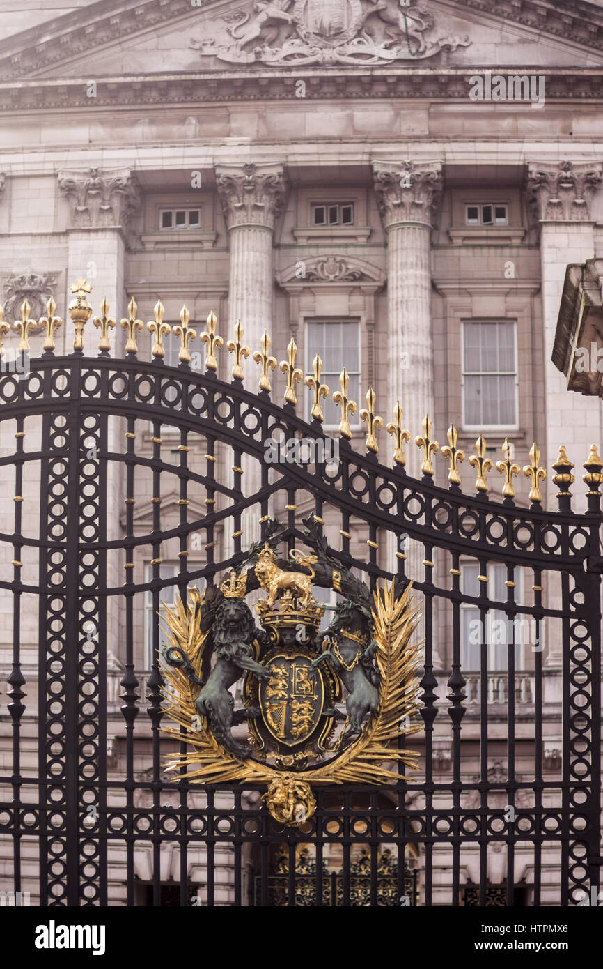 Buckingham Palace, London, Vereinigtes Königreich. Haupttor mit dem königlichen Wappen Stockfoto
