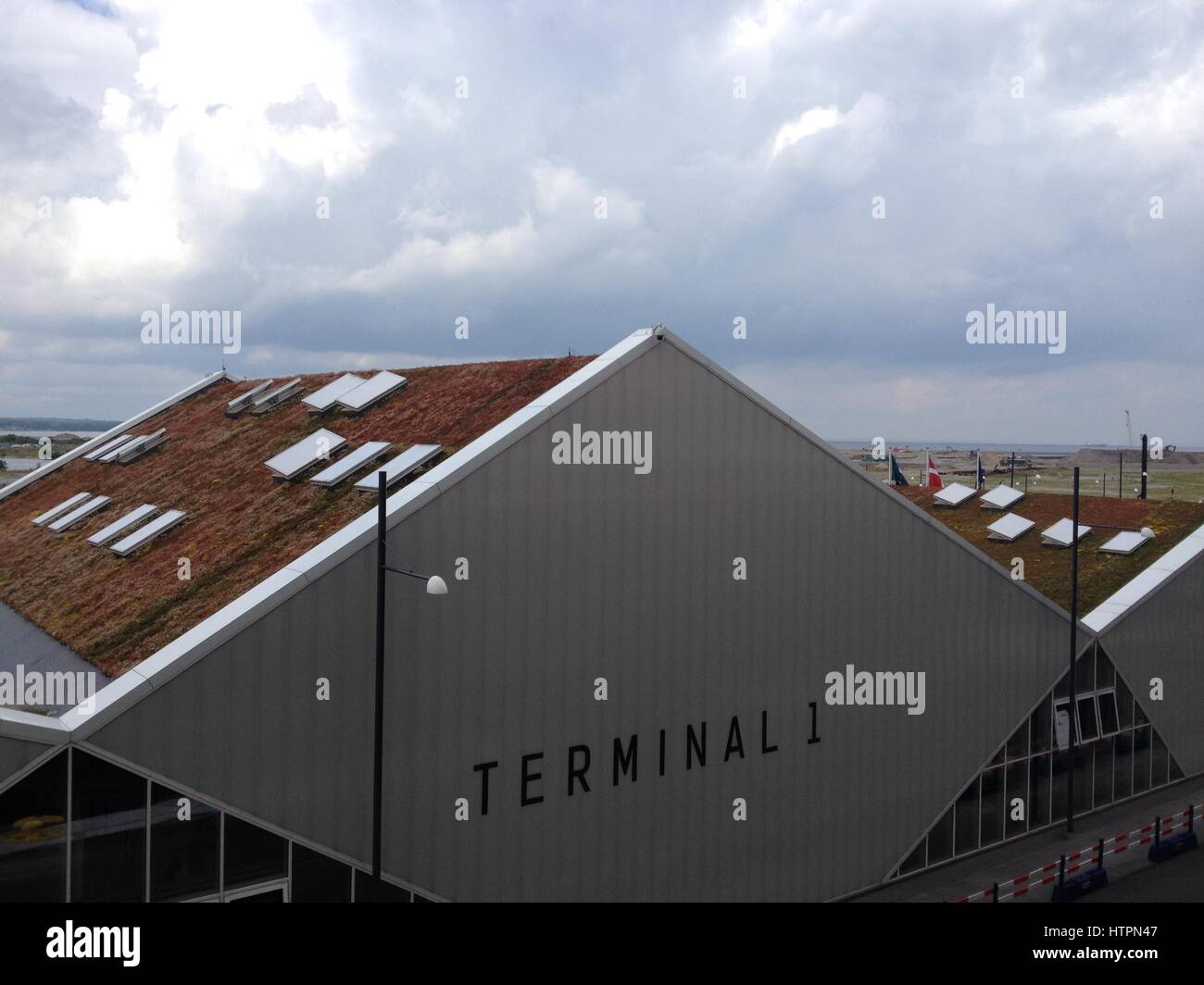 Kopenhagen, Dänemark - 29. Juni 2015: Terminal 1 von Kopenhagen Malmö Cruise Ship Terminal in Kopenhagen Denmark.Solar PV-Module und ein Sedum-Dach des Schiffes Stockfoto