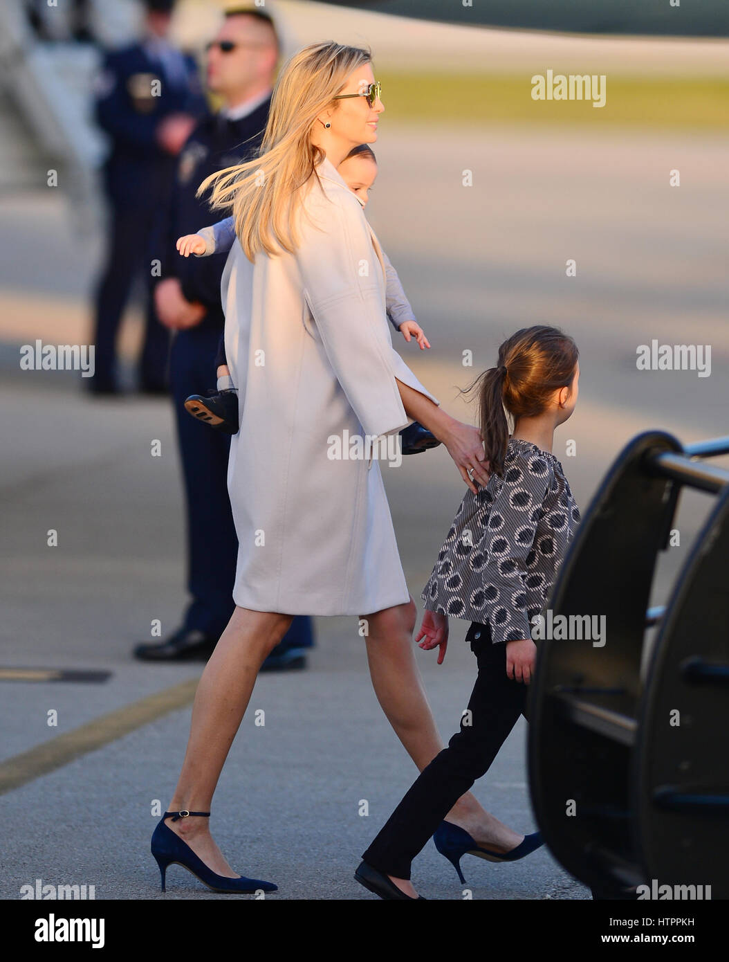 Jared Kushner und seine Frau Ivanka Trump walk of Air Force One mit