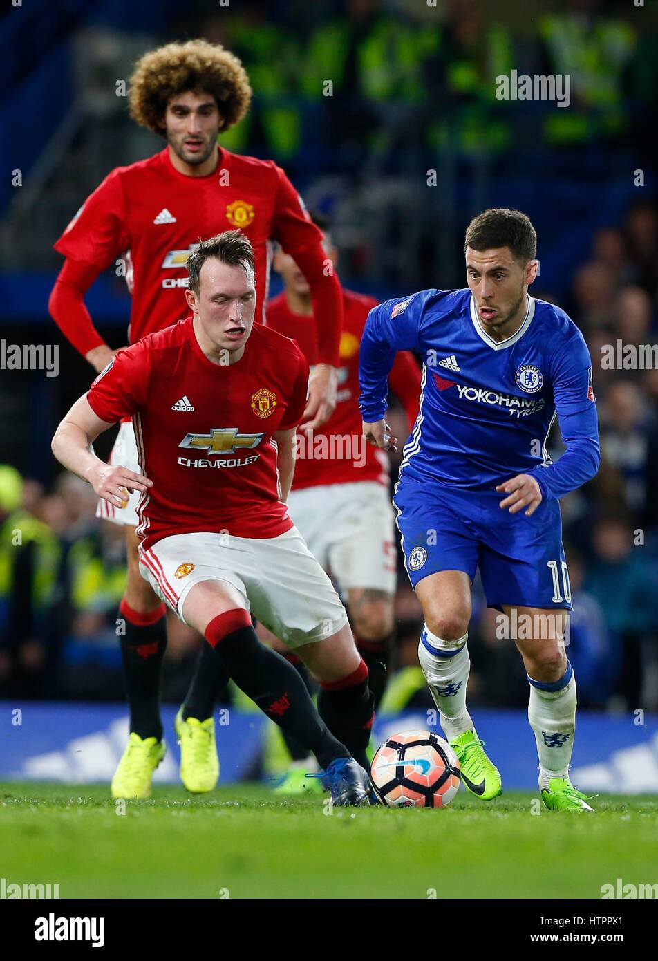 Eden Hazard von Chelsea trennt sich von Phil Jones von Manchester United als Marouane Fellaini während der FA-Cup-Match zwischen Chelsea und Manchester United an der Stamford Bridge in London blickt auf. 13. März 2017. NUR zur redaktionellen Nutzung *** FA Premier League und der Football League Bilder unterliegen DataCo Lizenz siehe www.football-dataco.com James Boardman / Tele Bilder + 44 7967 642437 Stockfoto