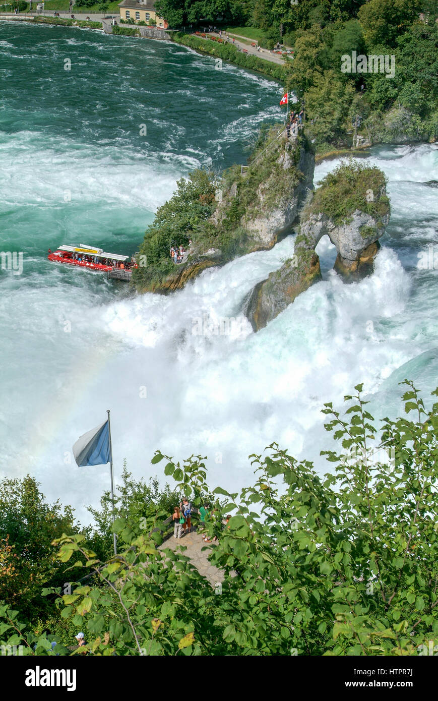 Neuhausen, Schweiz - 26. August 2008: Menschen genießen die Aussicht an der Spitze des Felsens, die in der Mitte der Rhein Wasserfälle bei Neuhause steht Stockfoto