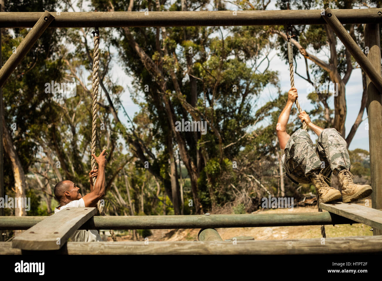 Militär Soldaten Seilklettern bei Boot Camp training Stockfoto