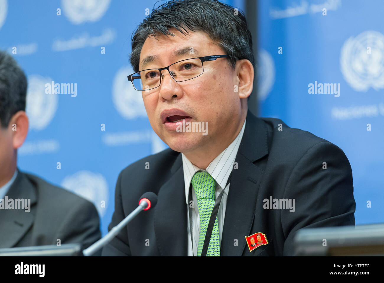 New York, USA. 13. März 2017. Nach der jüngsten UN Sicherheitsrat Diskussionen bezüglich der neuesten ballistischen Raketen-Test von der Volksdemokratischen Republik Korea, Botschafter Kim In Ryong, Stellvertreter des Ständigen Vertreters der Demokratischen Volksrepublik Korea UN sprach mit der Presse in der Presse-Briefing-Raum im UN-Hauptquartier in New York. Bildnachweis: Albin Lohr-Jones/Pacific Press/Alamy Live-Nachrichten Stockfoto