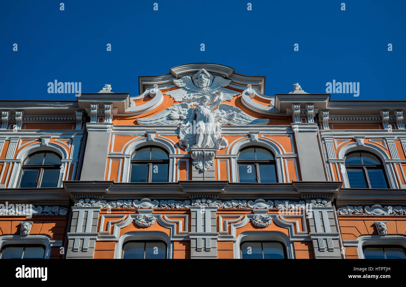 Renovierte Fassade des Gebäudes auf Baznicas Straße (Kirche) in Riga, Hauptstadt der Republik Lettland Stockfoto