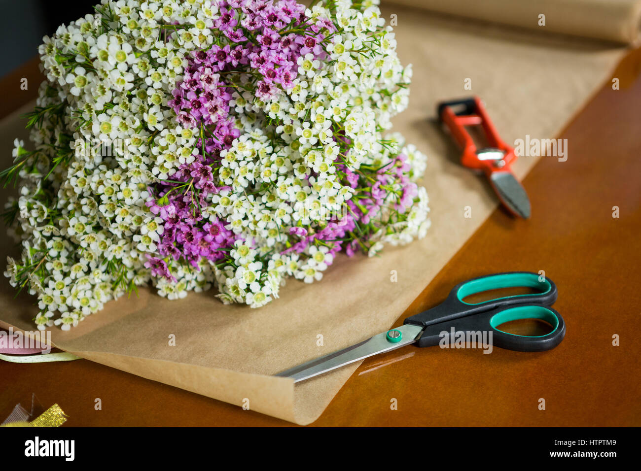 Nahaufnahmen von Blumen auf die hölzerne Arbeitsplatte in seinem Blumenladen Stockfoto