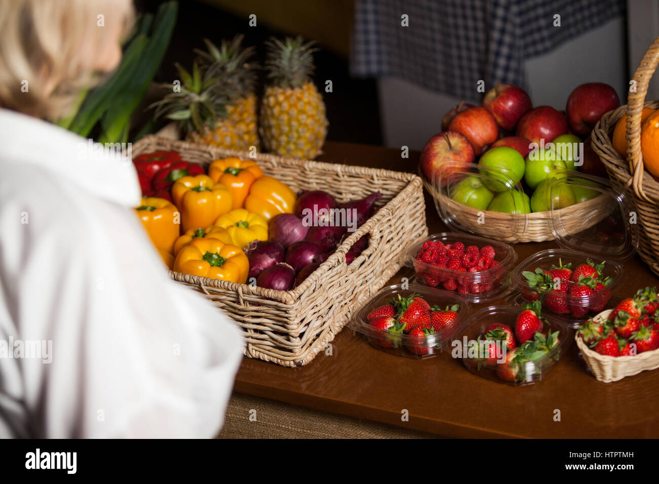 Verschiedene Arten von Obst und Gemüse am Schalter im Markt Stockfoto
