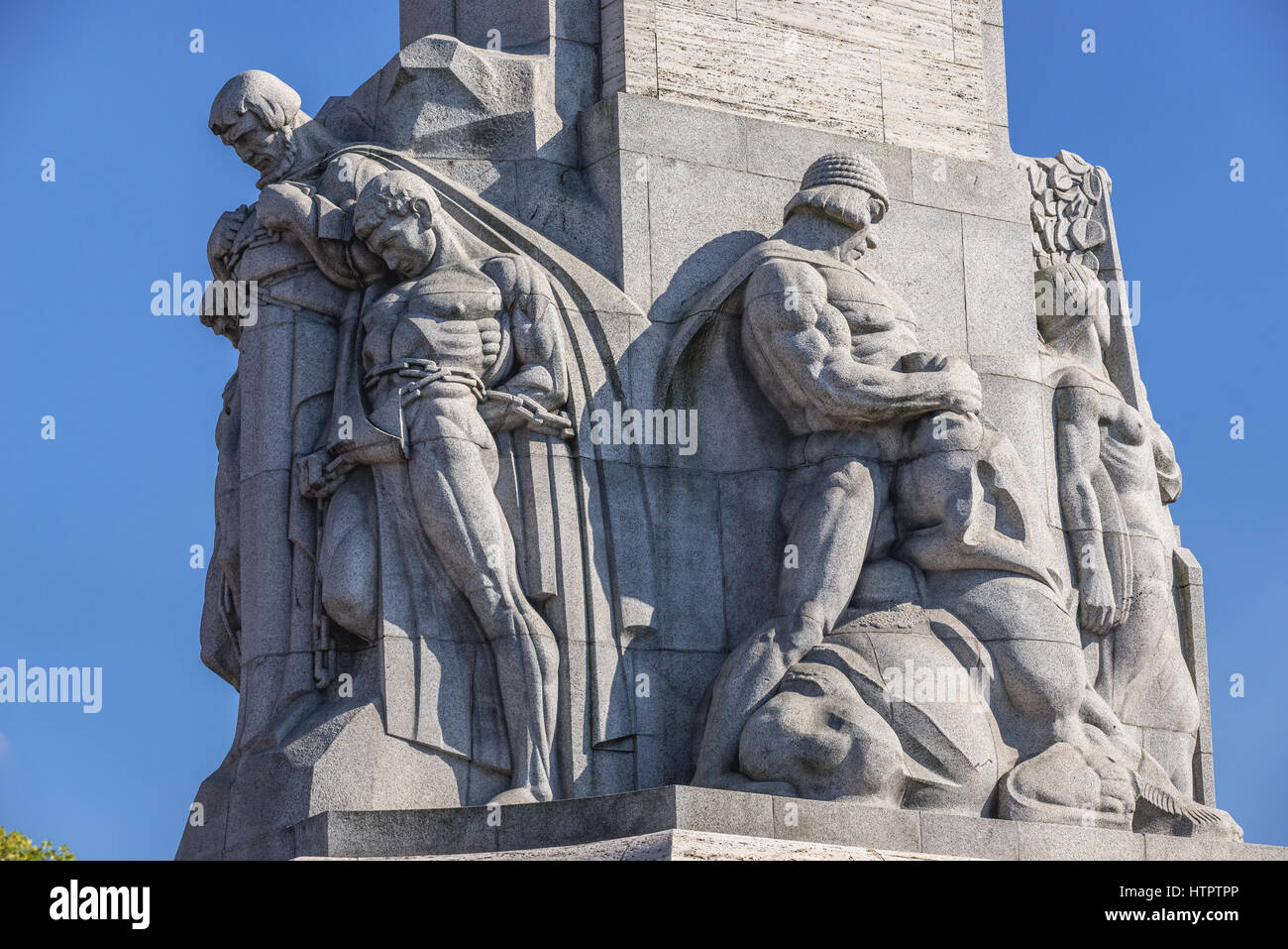 Skulpturen auf einem Sockel von Freedom Monument Ehren Gefallenen während der lettischen Unabhängigkeitskrieg in Riga, der Hauptstadt von Lettland Stockfoto