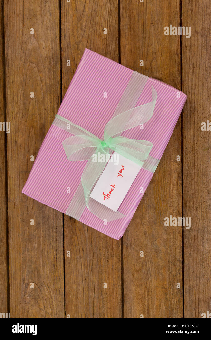Dankeschön-Karte mit Geschenk-Box auf Holztisch Stockfoto