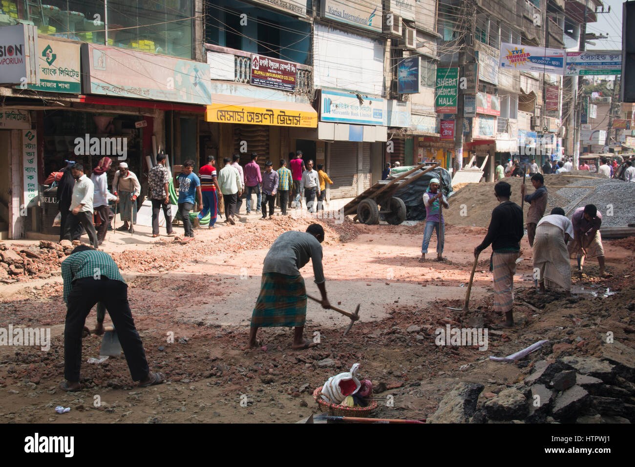 COX BAZAR, Bangladesch - Februar 2017: mehrere Männer, die auf der Straße in Cox es Bazar in Bangladesch Stockfoto