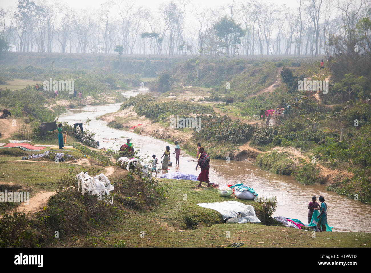 SRIMANGAL, Bangladesch - Februar 2017: Frauen Wäsche waschen im Fluss in Srimangal in Bangladesch Stockfoto