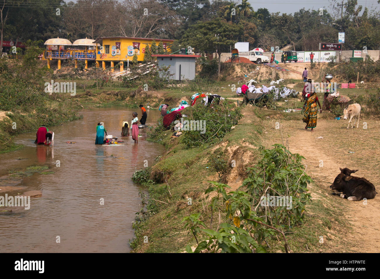SRIMANGAL, Bangladesch - Februar 2017: Frauen Wäsche waschen im Fluss in Srimangal in Bangladesch Stockfoto