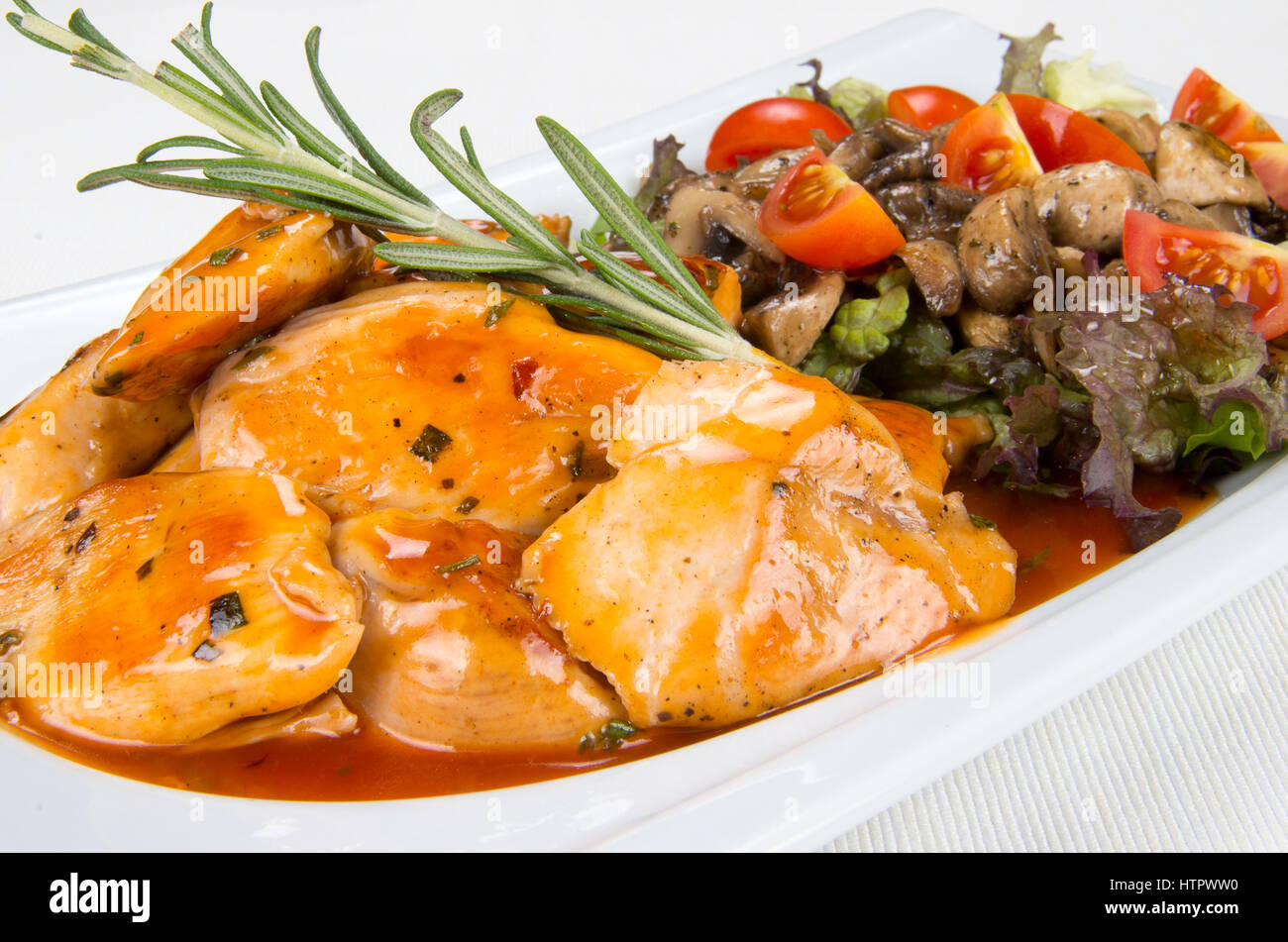 Huhn mit Pilzen und Gemüse Stockfoto