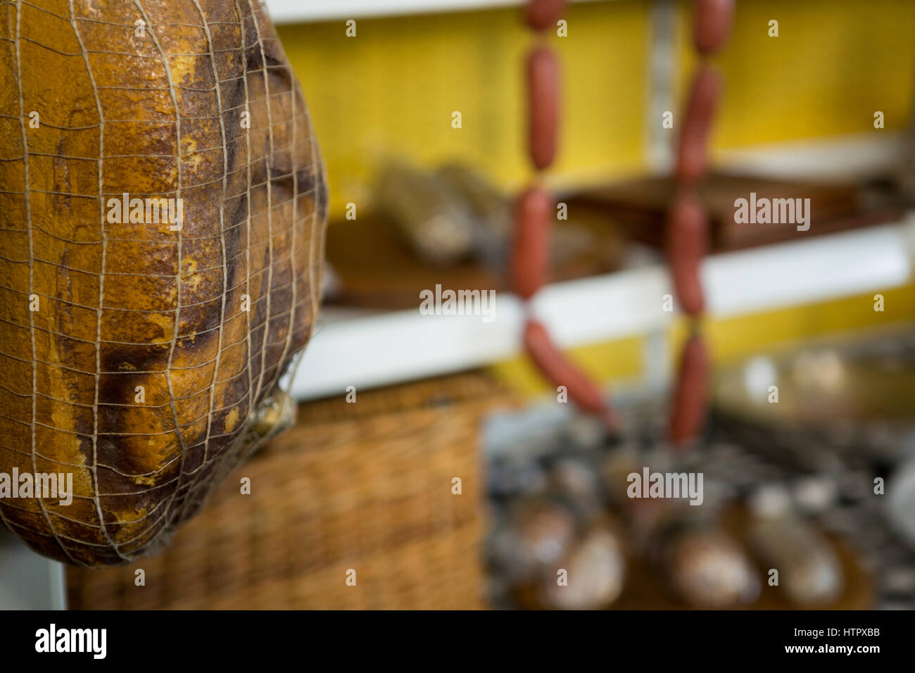 Nahaufnahme des Fleisches hängt im Netz an der Fleischtheke im Markt Stockfoto