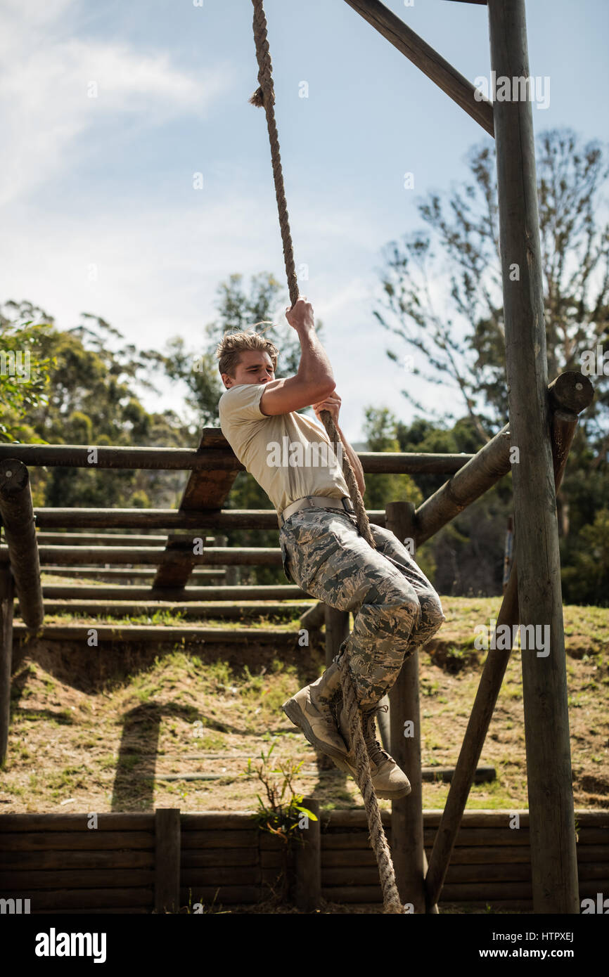 Militärische Soldat Ausbildung Seilklettern in Boot-camp Stockfoto