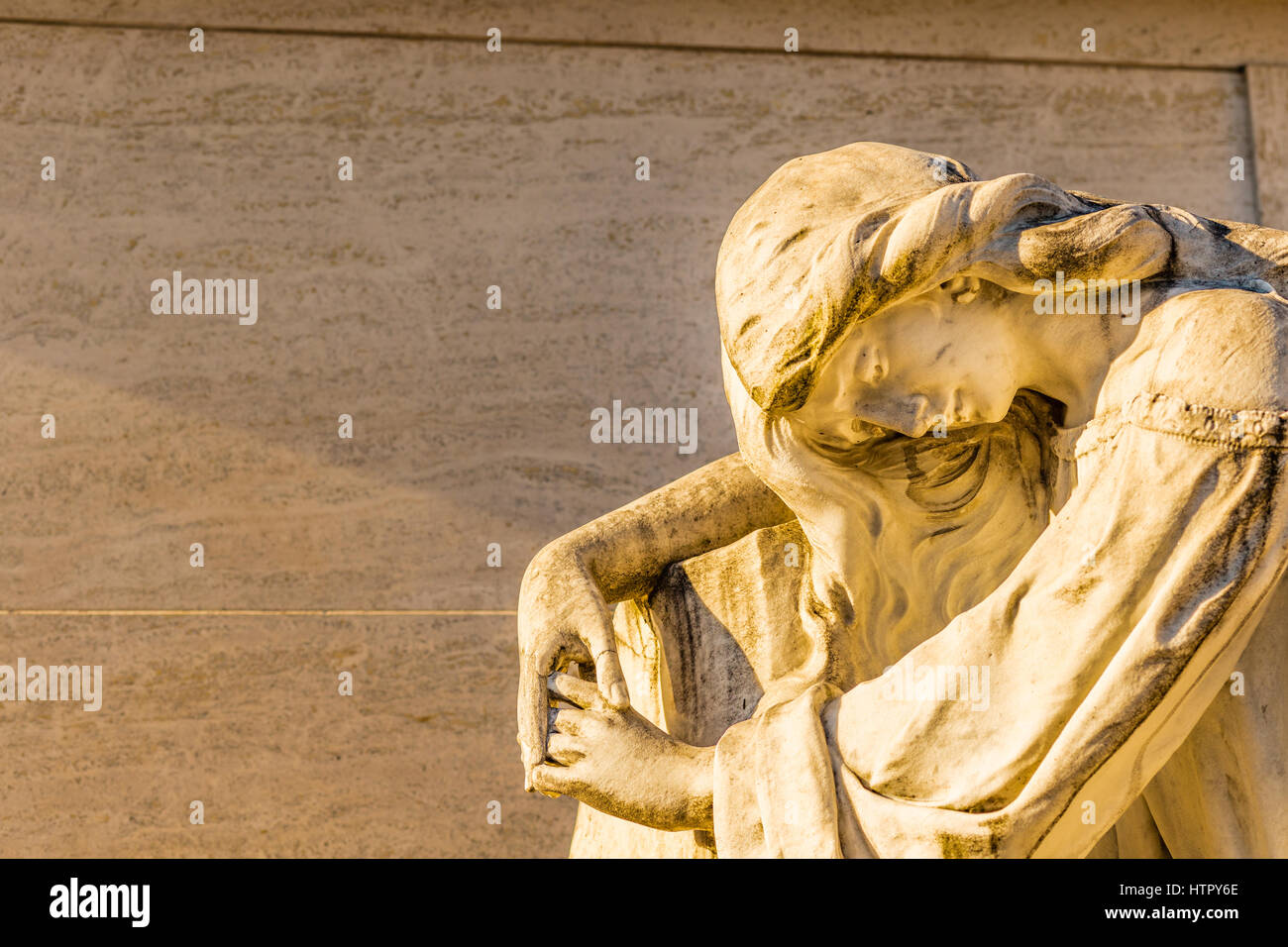 Statue von traurig und betrübt Frau blickte und Erhaltung ihrer geneigten Kopf mit Knie Stockfoto