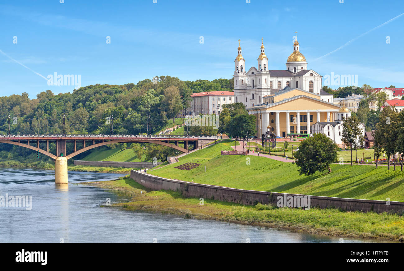 Seite des Flusses Daugava in Witebsk mit Uspenski Kathedrale und Theatergebäude, Weißrussland Stockfoto