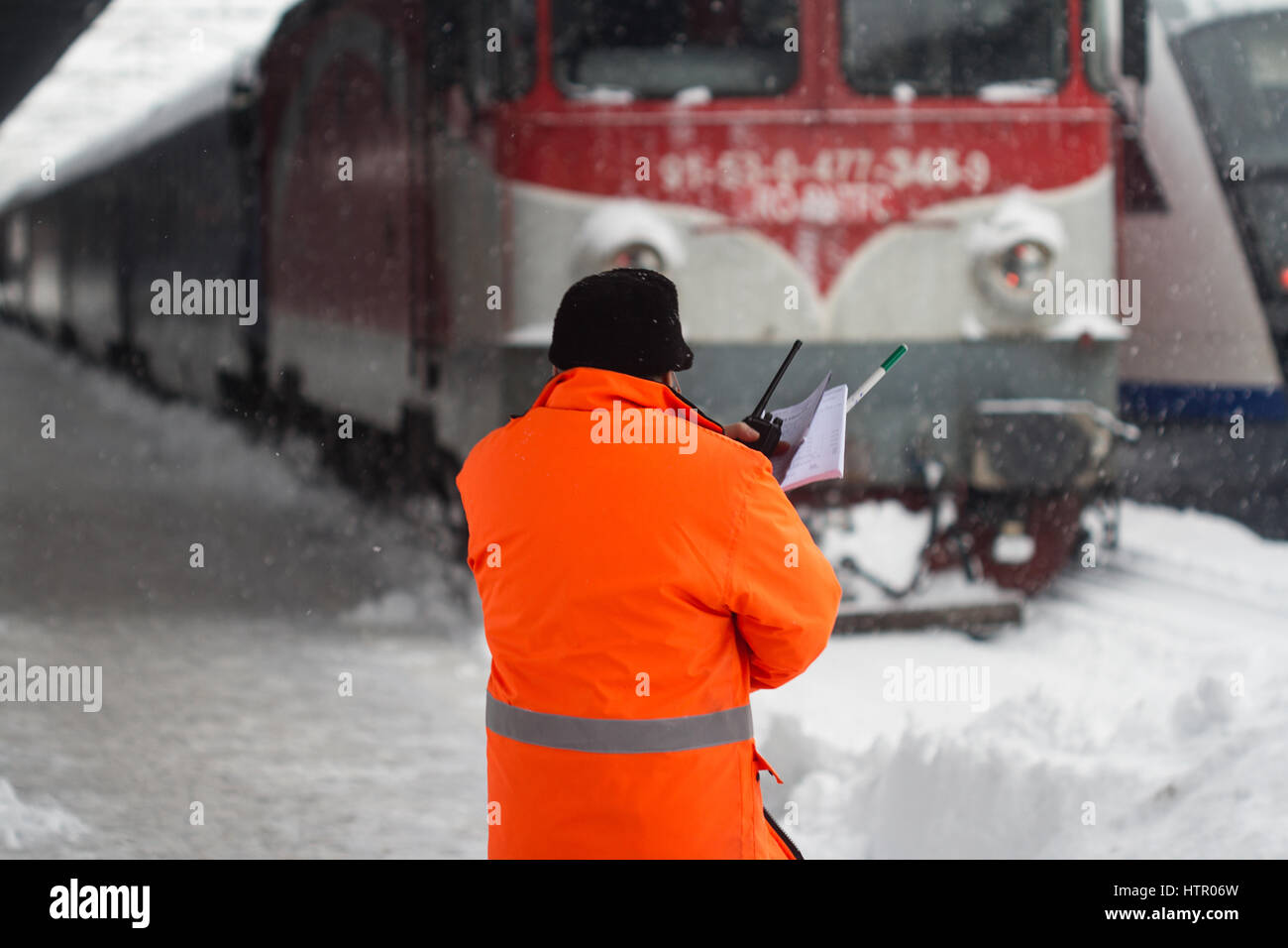 Bukarest, Rumänien - 7. Januar 2017: Rückansicht des Eisenbahn-Wartungsteam mit ein Walkie-Talkie vor einer Passagier-Zug-Lokomotive während ein er Stockfoto