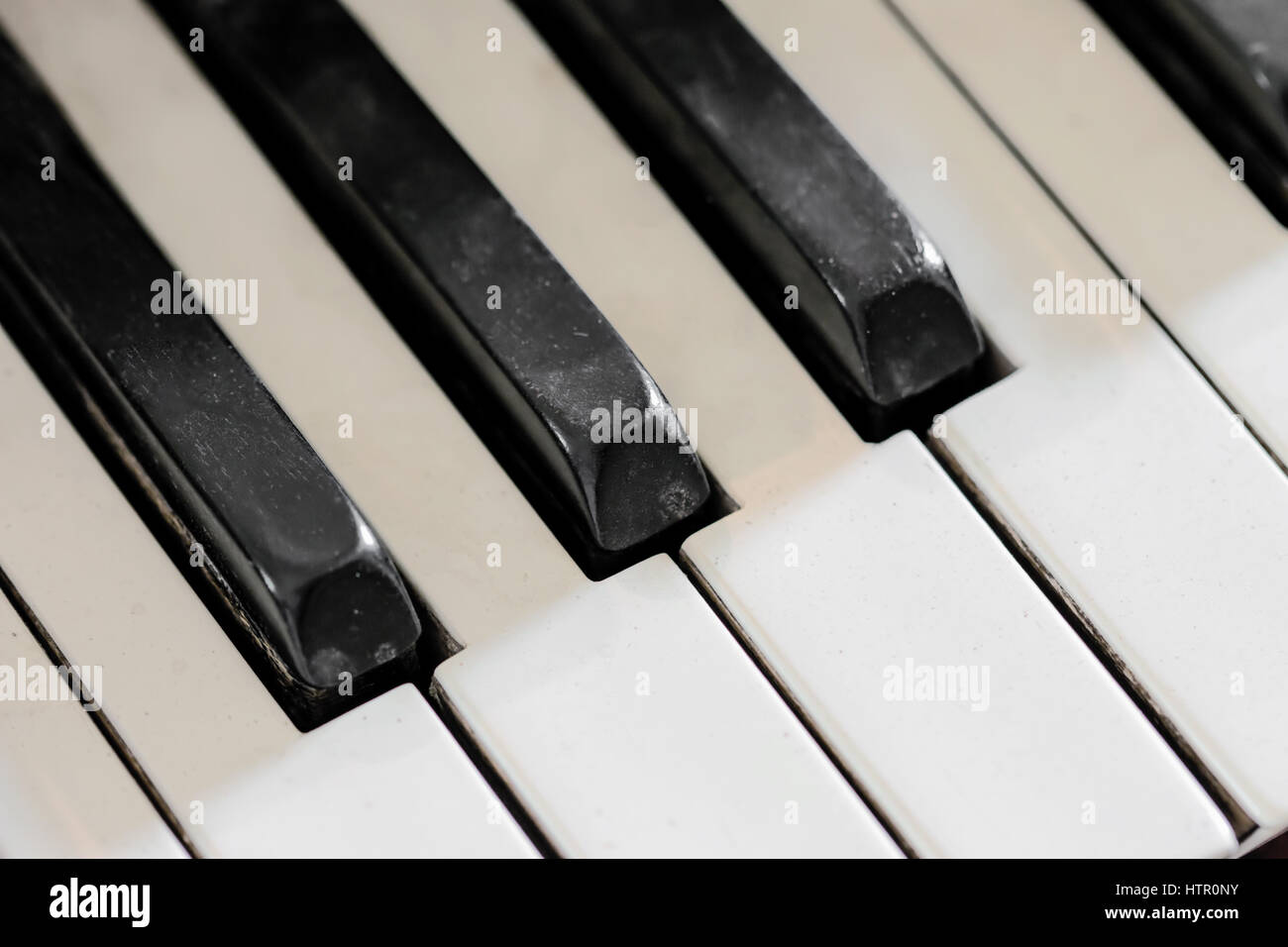 Detail der alten, gebrochenen und staubigen Orgel Schlüssel Stockfoto