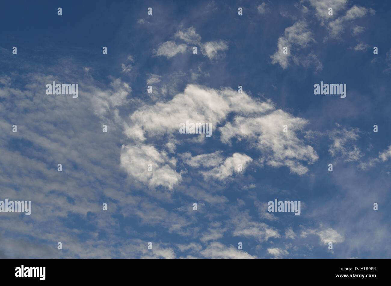 Herrlich azurblauen Himmel mit zarten weißen flauschigen Wolken gleiten durch Stockfoto