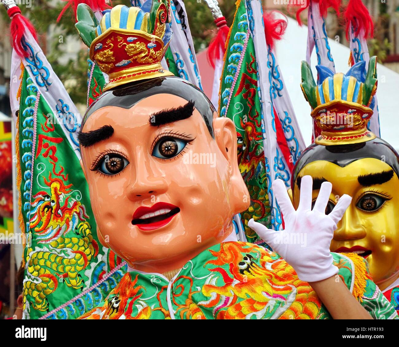 KAOHSIUNG, TAIWAN--15. August 2015: zwei Tänzer in modernisierten Kostümen der chinesischen dritten Prince Tradition posieren auf einem lokalen Tempel-Jahrmarkt. Stockfoto