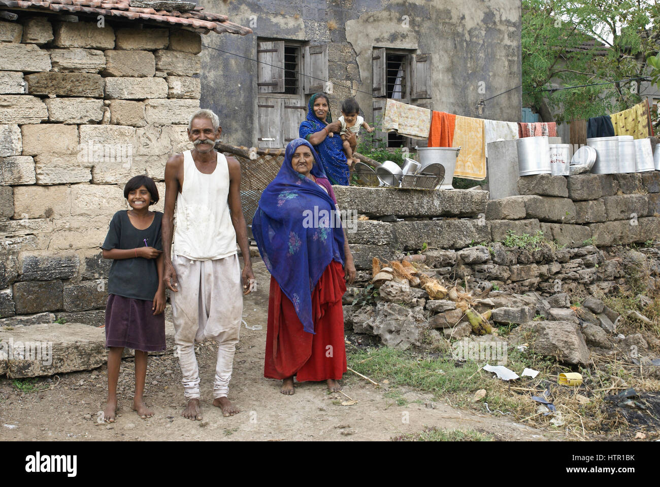 Maldhari Familie außerhalb der eigenen Wohnung, Sasan Gir (Gir Wald), Gujarat, Indien Stockfoto