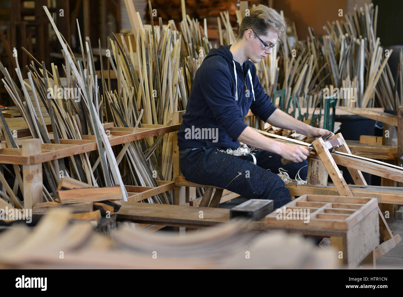 In der Werkstatt von einem der letzten traditionellen Sussex Trug Entscheidungsträger, Thomas Smith Kasten in Magham Down, East Sussex. Rob Tuppen und Lehrlinge. Stockfoto