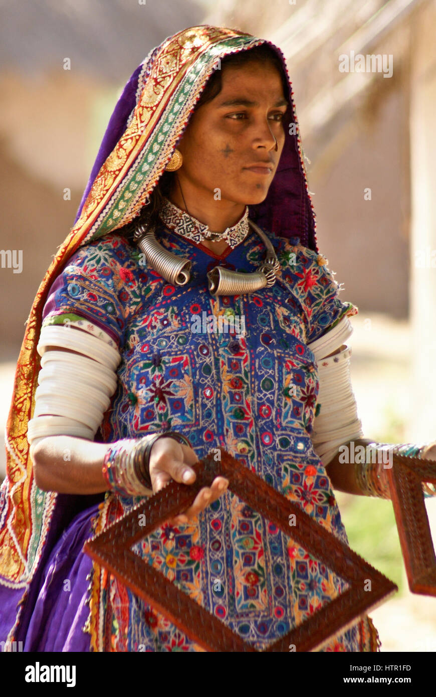 Meghwal Harijan Frau verkauft Kunsthandwerk in einem Dorf in der Nähe von Bhuj, Gujarat, Indien Stockfoto