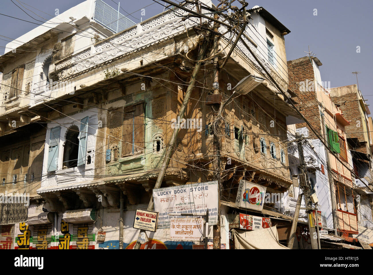 Ein Gewirr von elektrischen Leitungen in der Altstadt, Udaipur, Rajasthan, Indien Stockfoto