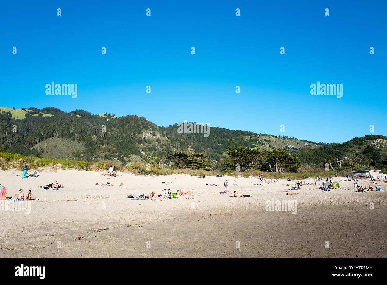 Stinson Beach, California, Vereinigte Staaten von Amerika - 12. März 2017: Besucher entspannen am Strand in Stinson Beach, Kalifornien, 12. März 2017 Stockfoto