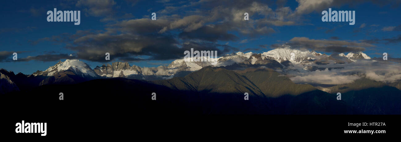 Majestätischen Blick auf Kawa Karpo Peak im Sonnenuntergang, Meili Snow Mountain, Shangri-La, DiQing, Provinz Yunnan, China Stockfoto