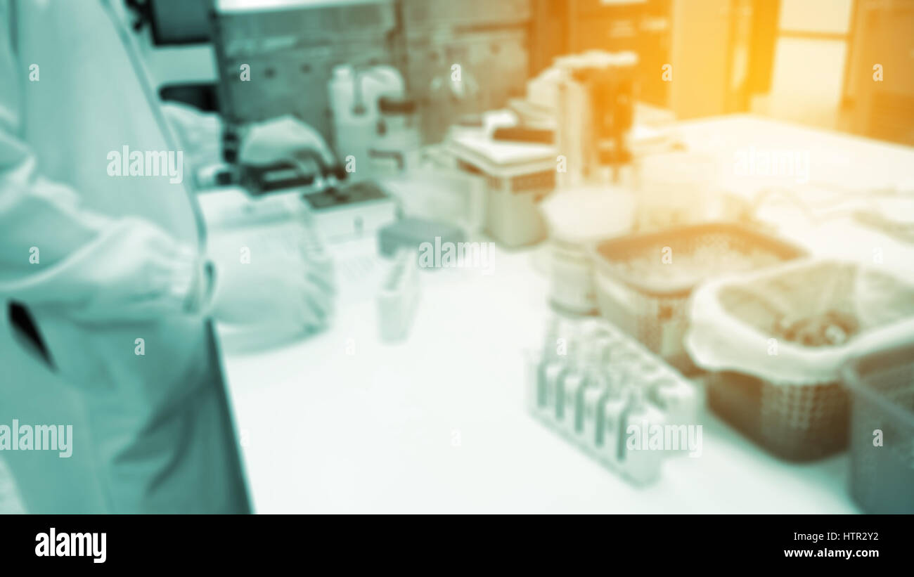 Out of Focus arbeitet junger Forscher im Chemielabor als Hintergrund. Stockfoto