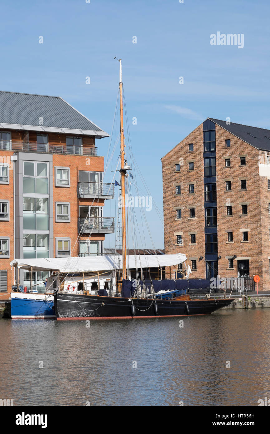 Boote vor Anker in den wichtigsten Becken von Gloucester Docks. "Kytra" und "Olga" vertäut nebeneinander Stockfoto