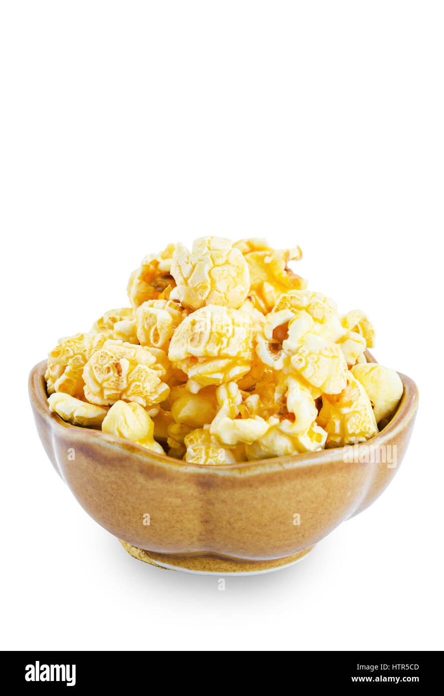 Süßen Karamell Popcorn in eine Schüssel geben, die isoliert auf weißem Hintergrund speichern Clipping-Pfad. Stockfoto
