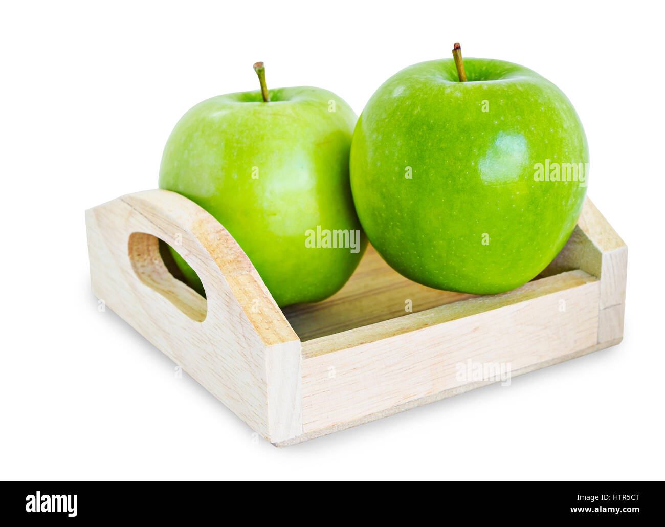 Grüner Apfel im Tray aus Holz isoliert auf weißem Hintergrund, Beschneidungspfad gespeichert. Stockfoto