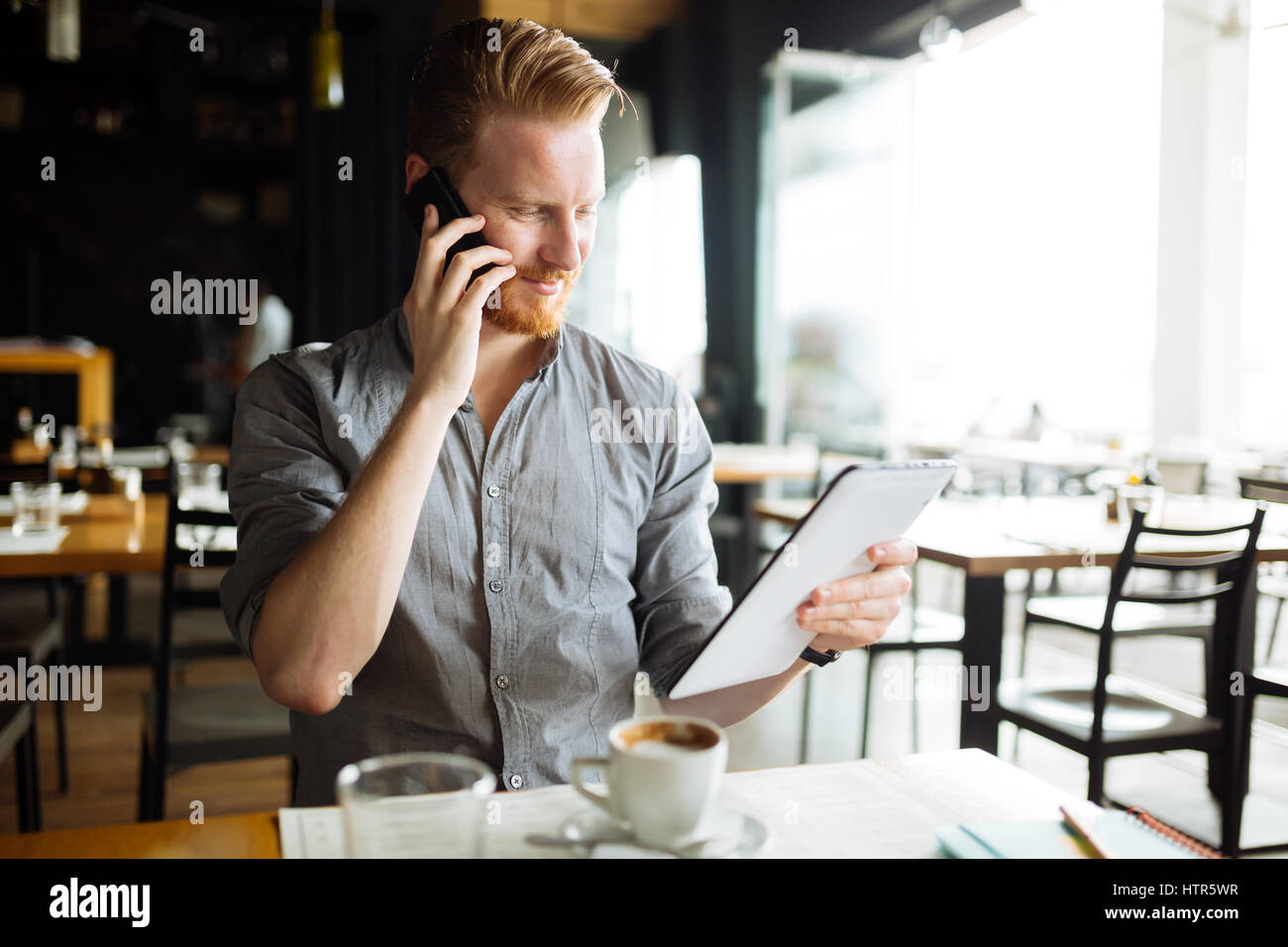Workaholic Geschäftsmann auf Pause Multitasking und nicht ruhen Stockfoto