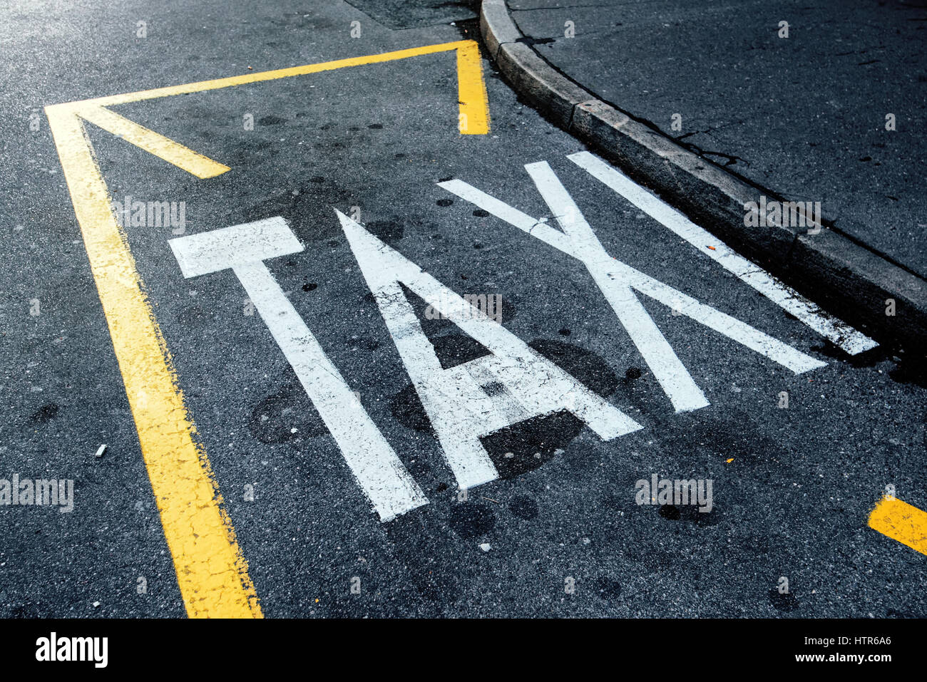 Taxistand und Parkplatz auf das Straßenschild auf Asphaltstraße gemalt Stockfoto