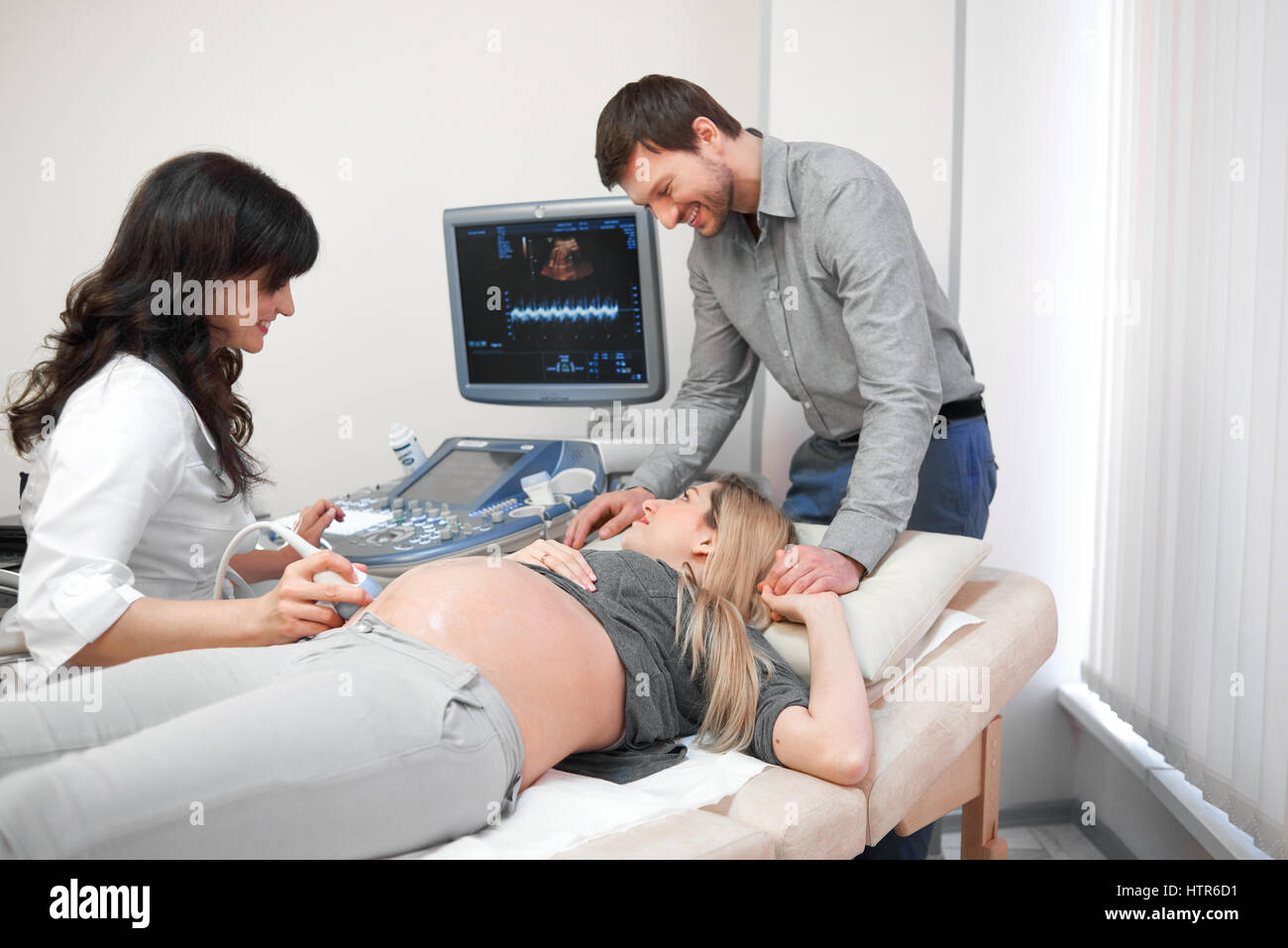 Arzt screening Bauch der schwangeren Frau. Stockfoto