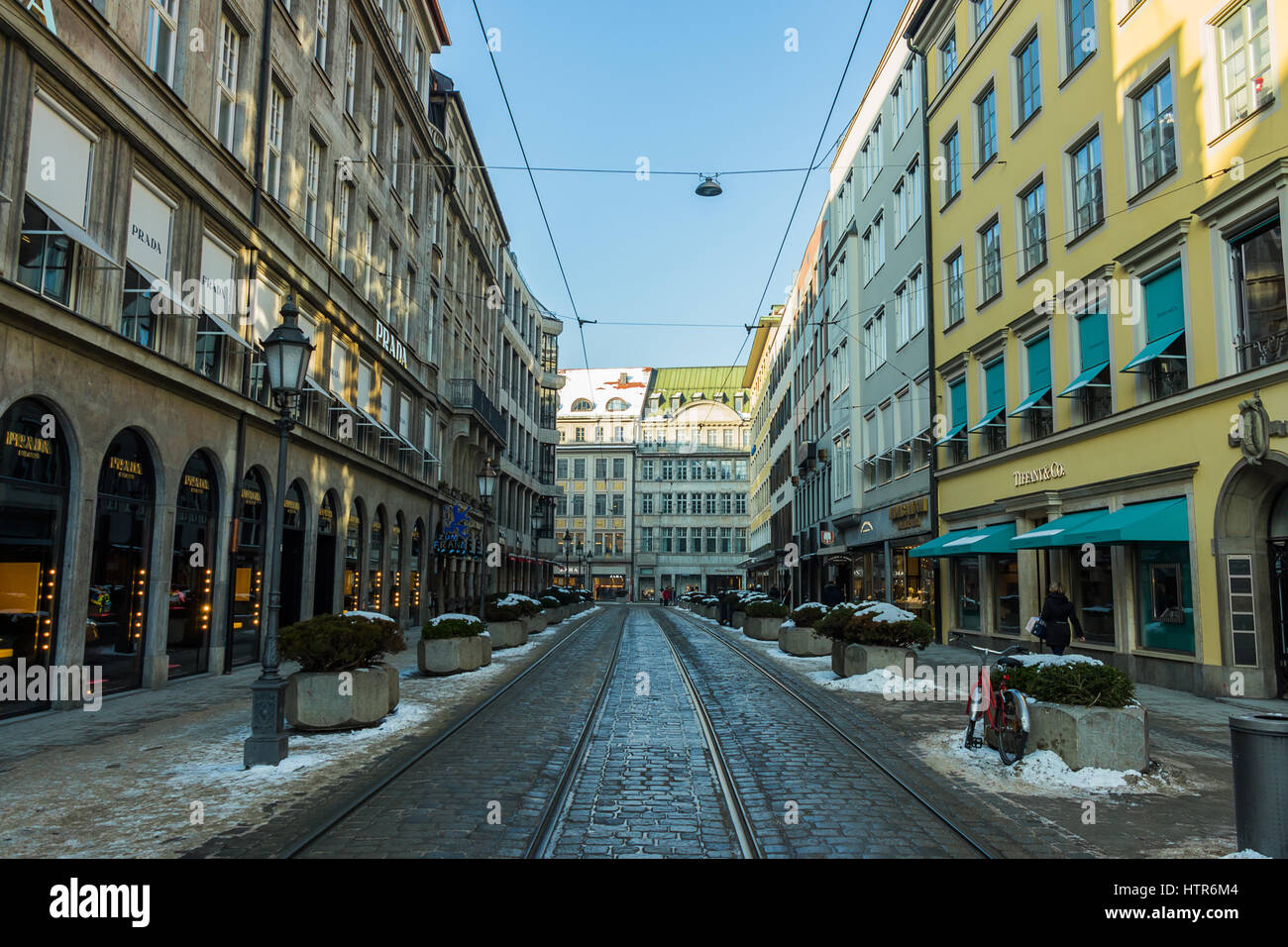Ruhigen Münchner Straße im Winter mit Straßenbahn-Linien Stockfoto