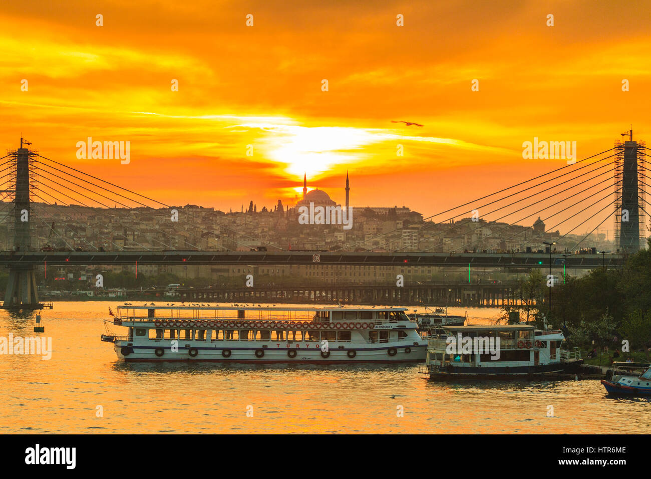 Gül Moschee geschossen bei Sonnenuntergang vom Galata-Brücke, Istanbul, Türkei Stockfoto