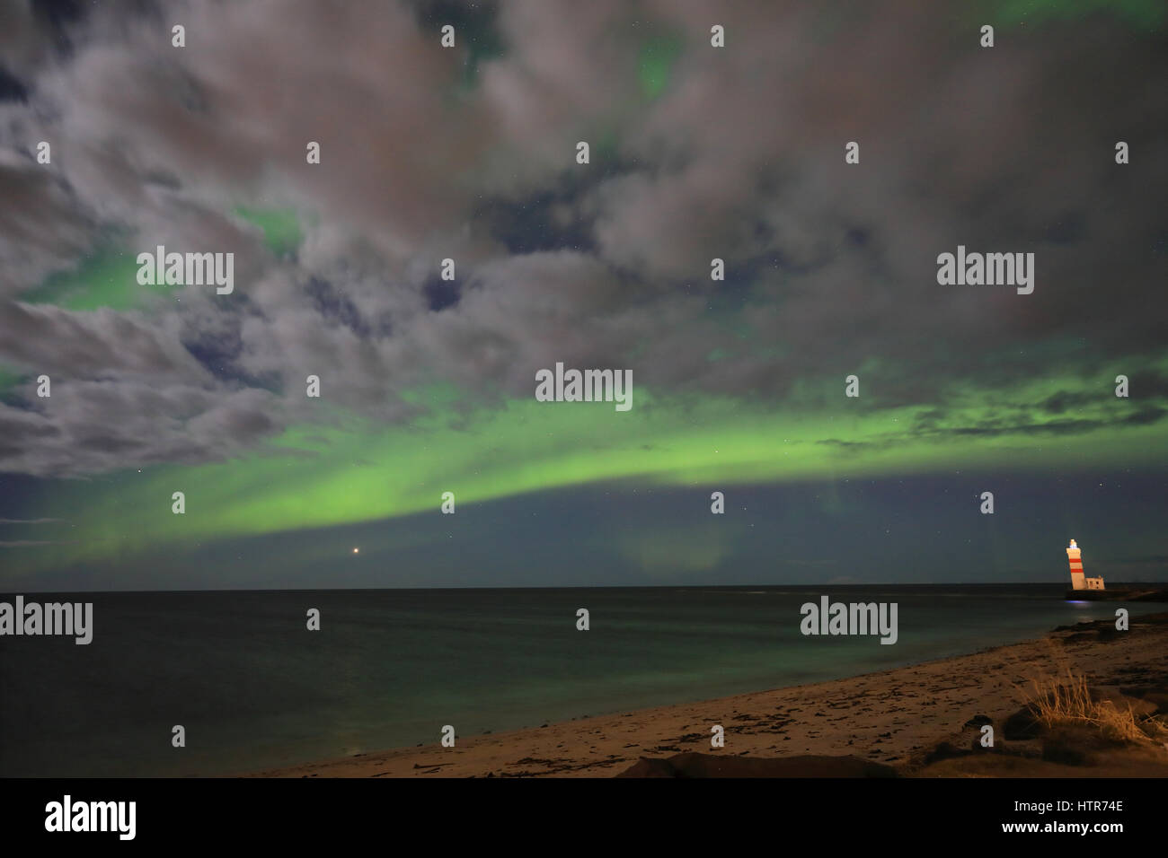 Aurora über den Leuchtturm auf Gardskagi, Keflavik, Island Stockfoto