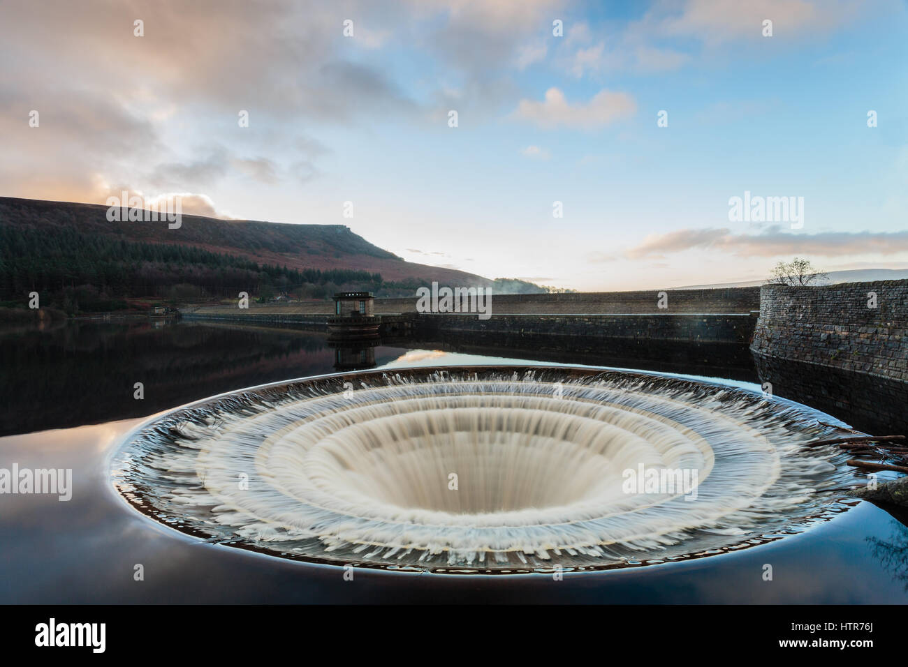 Ladybower Vorratsbehälter Überlauf Stockfoto