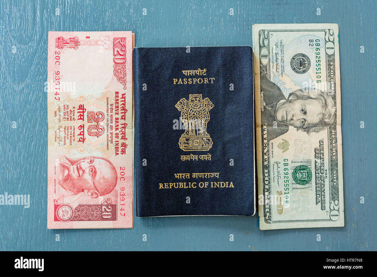 Nahaufnahme der indischen 20 rupee Hinweis und amerikanischen 20 Dollarschein und indischen Pass auf einfachen Hintergrund Stockfoto