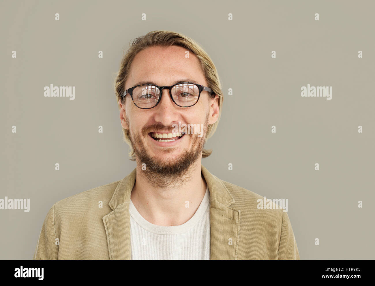 Kaukasischen Mann lässig lächelnd Stockfoto