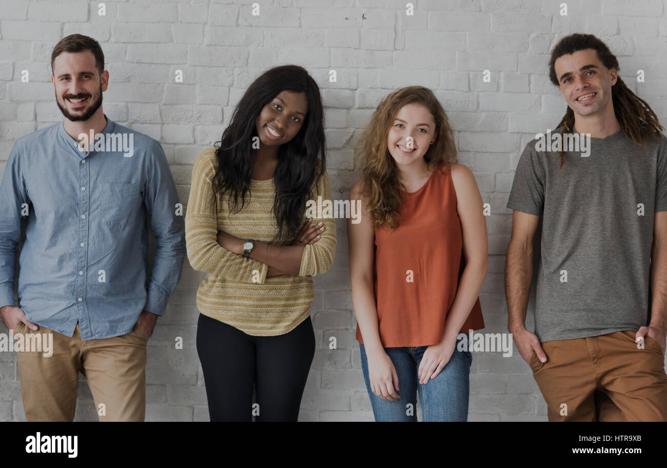 Heterogene Gruppe von Menschen-Verbindung-Studio-Shooting Stockfoto