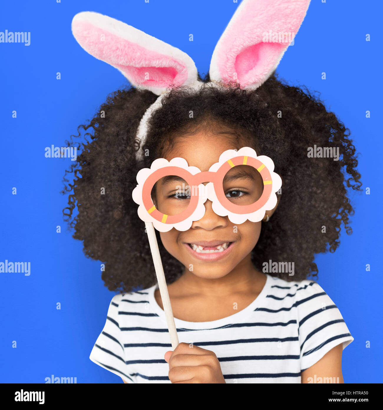 Afrikanischer Herkunft wenig Mädchen Bunny Ohren Konzept Stockfoto