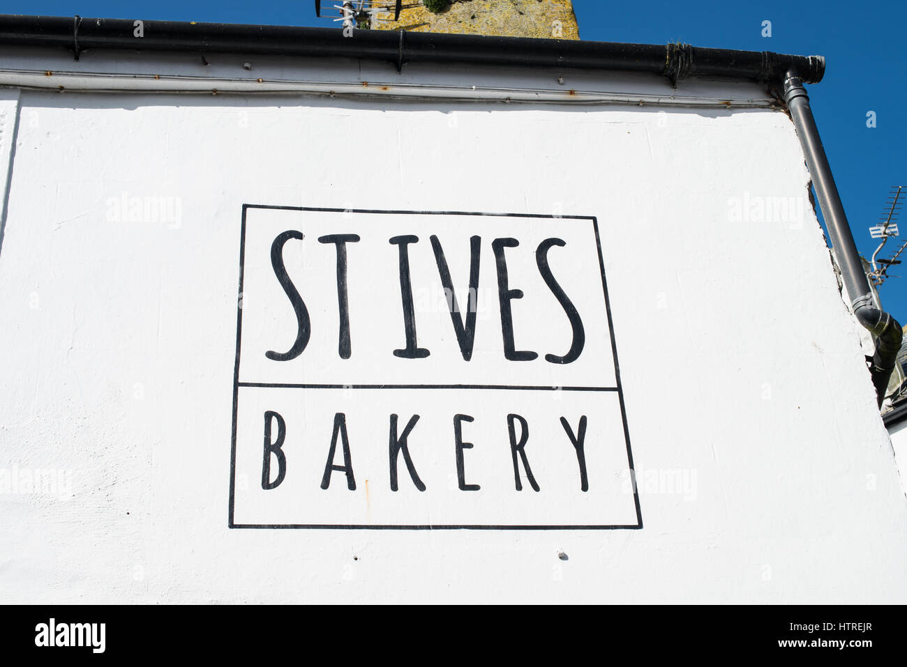 St. Ives, Cornwall, UK. Das Zeichen für die St Ives Bäckerei auf der Seite der Bäckerei in der Stadt. Stockfoto